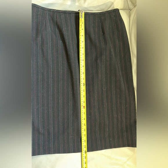 Pinstripe business skirt - Picture 4 of 6